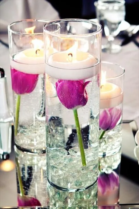 Tulipanes con agua y velas. Tulipanes como flor protagonista de ... Tulipanes con agua y velas. Tulipanes como flor protagonista de ...
