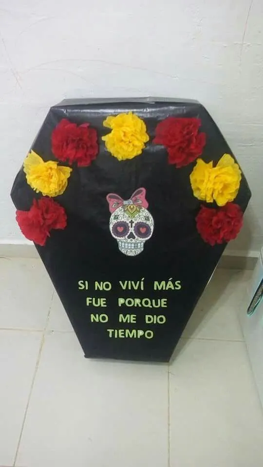Tumba de cartón | Ataúd de halloween, Cumpleaños de halloween, Manualidades Tumba de cartón | Ataúd de halloween, Cumpleaños de halloween, Manualidades