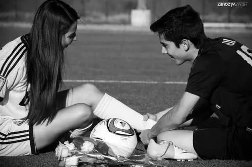 Novios jugando futbol - Imagui