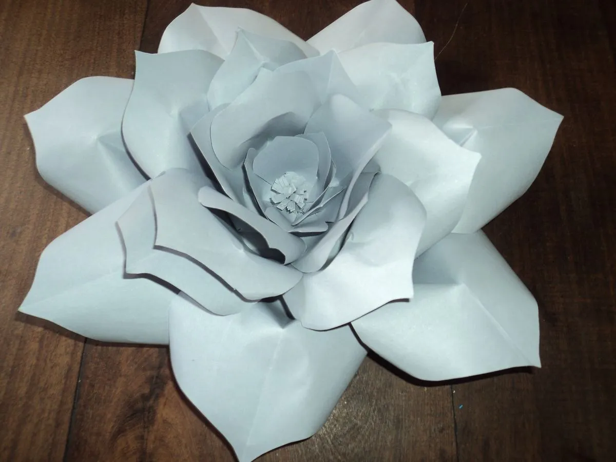 Tutorial de Artesanías: Flores gigantes en cartulina Tutorial de Artesanías: Flores gigantes en cartulina