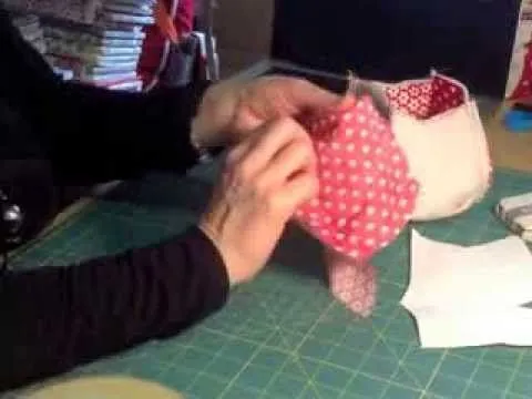 TUTORIAL BOLSO MONEDERO con boquilla www.decachitos.com - YouTube TUTORIAL BOLSO MONEDERO con boquilla www.decachitos.com - YouTube