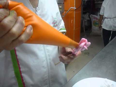 tutorial como hacer rosas en crema chantillyn - YouTube tutorial como hacer rosas en crema chantillyn - YouTube