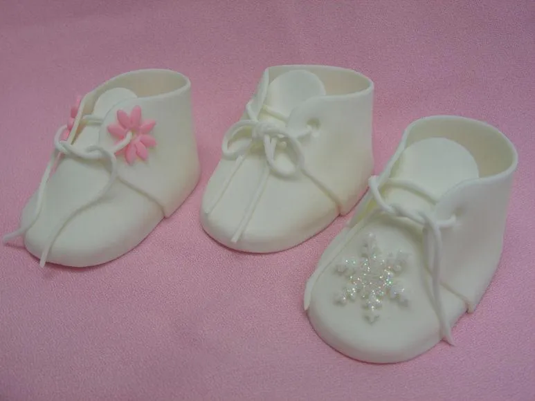 Tutorial: como hacer unos zapatitos de bebe con fondant - Paperblog Tutorial: como hacer unos zapatitos de bebe con fondant - Paperblog