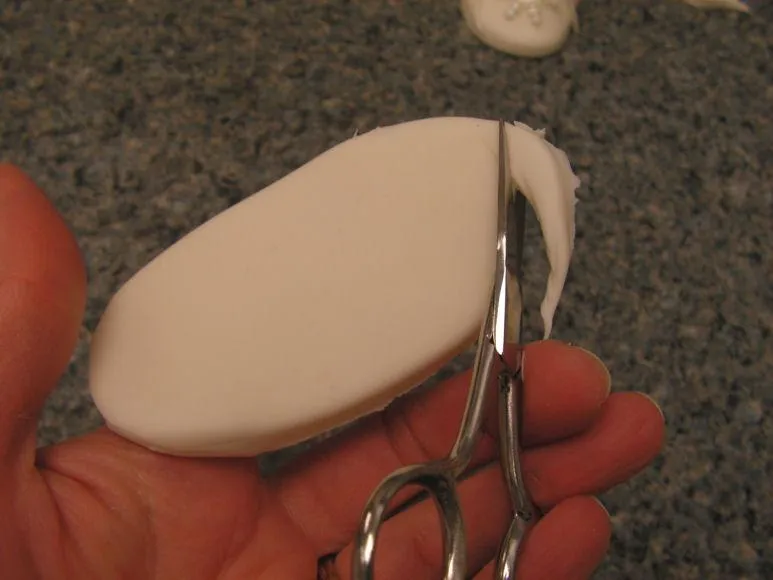 Tutorial: como hacer unos zapatitos de bebe con fondant - Paperblog Tutorial: como hacer unos zapatitos de bebe con fondant - Paperblog