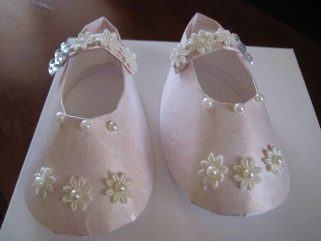 Tutorial para hacer zapatitos de papel para bebé. Juguetes de ... Tutorial para hacer zapatitos de papel para bebé. Juguetes de ...