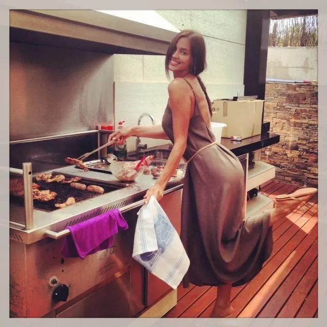 Uau! Irina Shayk faz churrasco e arrisca pose provocante | Quem ...
