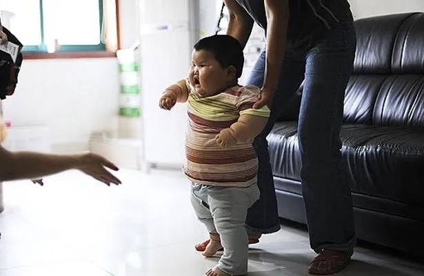 Um bebê chinês de 1 ano e meio de idade tem aproximadamente 20 kg, o ... Um bebê chinês de 1 ano e meio de idade tem aproximadamente 20 kg, o ...