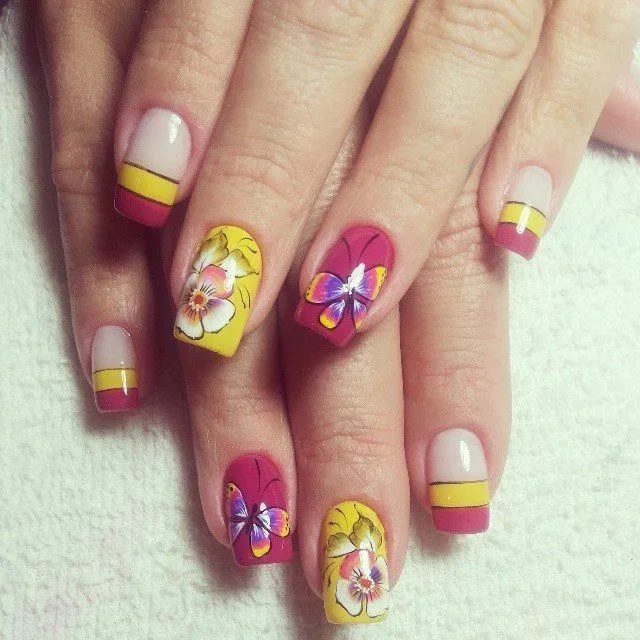 Uña decorada con flores y mariposa. | Uñas decoradas | Pinterest