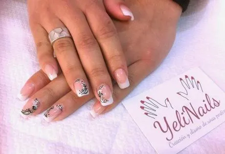 Uñas acrílicas decoradas con flor a blanco y negro. - Paperblog Uñas acrílicas decoradas con flor a blanco y negro. - Paperblog