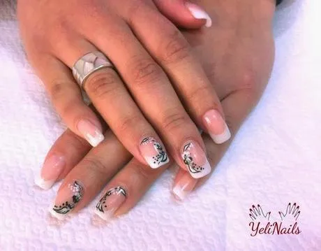 Uñas acrílicas decoradas con flor a blanco y negro. - Paperblog Uñas acrílicas decoradas con flor a blanco y negro. - Paperblog