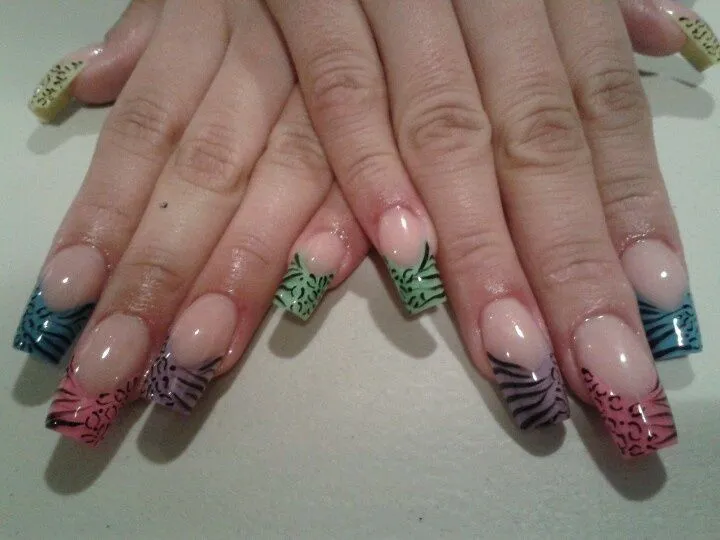 Uñas acrilicas esculturales de colores neon y un decorado en ... Uñas acrilicas esculturales de colores neon y un decorado en ...