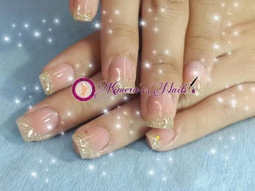 Uñas acrílicas fondo nude con un toque de glitter dorado ... Uñas acrílicas fondo nude con un toque de glitter dorado ...