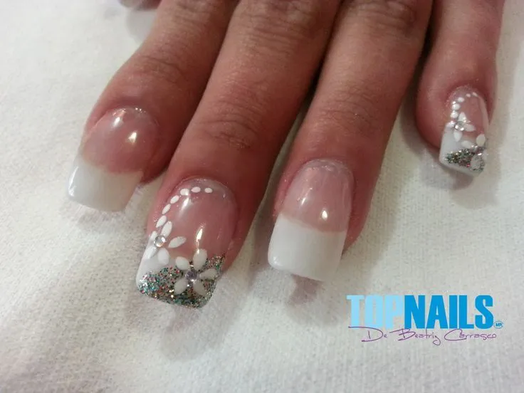 Uñas Acrílicas Francesas con decorado de Glitter y Cristal de ... Uñas Acrílicas Francesas con decorado de Glitter y Cristal de ...