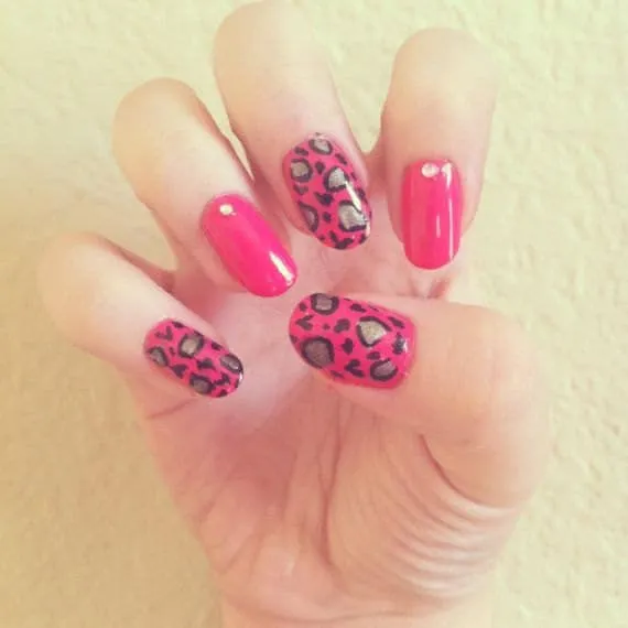 Items similar to Uñas acrilicas leopardo rosa con diamantes de ...