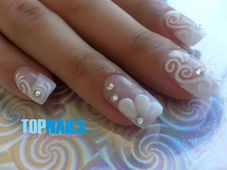 Uñas Acrílicas Naturales de Novia con Decorado 3D a Mano Alzada en ...