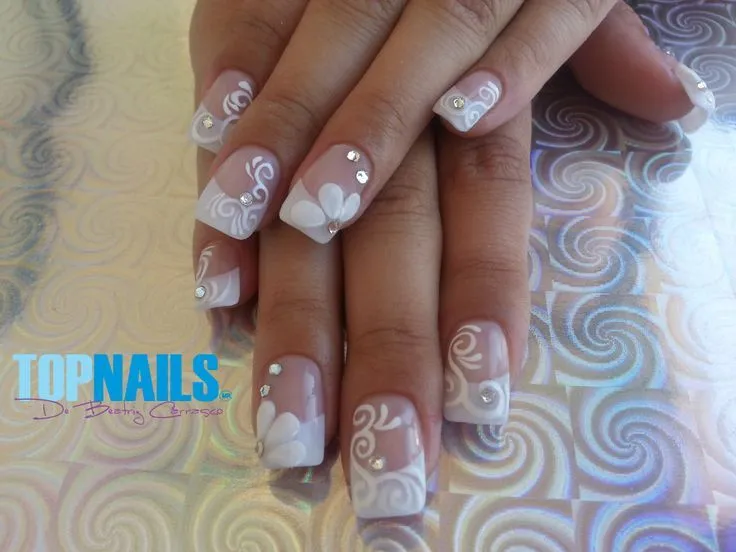 Uñas Acrílicas Naturales de Novia con Decorado 3D a Mano Alzada en ...