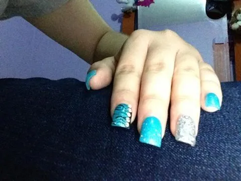 uñas acrilicas con piedra swarovsky acrilico color azul y plateado ...