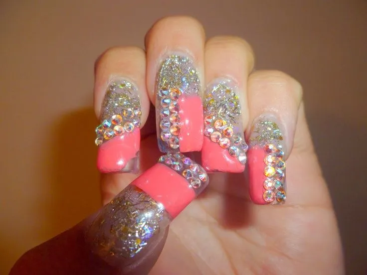 Uñas de acrílico en color de temporada con Swarovski Crystal ... Uñas de acrílico en color de temporada con Swarovski Crystal ...