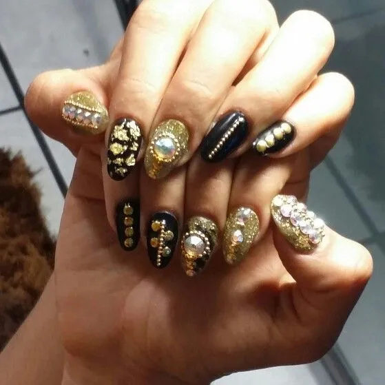 Uñas De Oro Negro en Pinterest | Perforación De Uñas