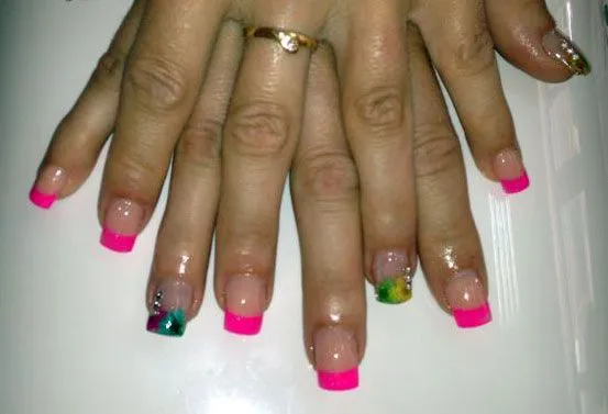 Uñas con acrílico neón rosa y decoración con flores secas y ...