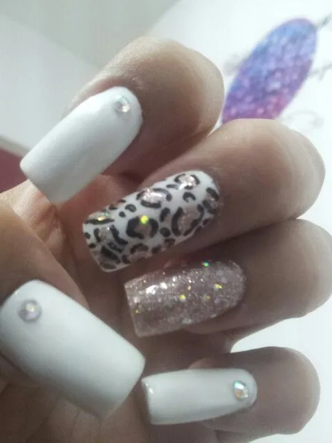 Uñas con animal print y un poco de bling. Acrílico aplicado sobre ... Uñas con animal print y un poco de bling. Acrílico aplicado sobre ...