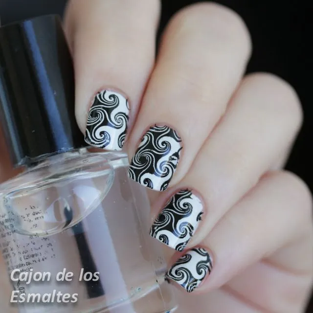 Uñas en blanco y negro - Cajon de los esmaltes Uñas en blanco y negro - Cajon de los esmaltes