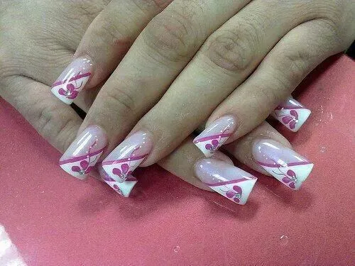 Uñas color rosa y blanco | figuras para uñas en primavera ...