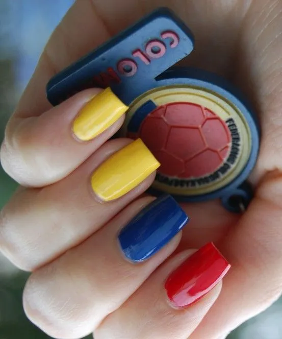 uñas decoradas con los colores de la bandera de Colombia ...