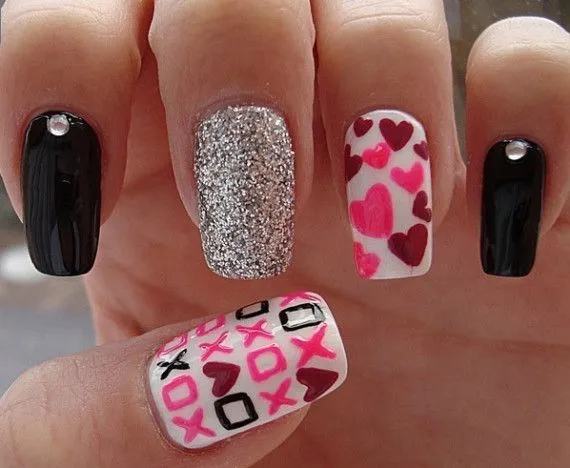 Uñas decoradas con corazones, besos y más para San Valentín ...