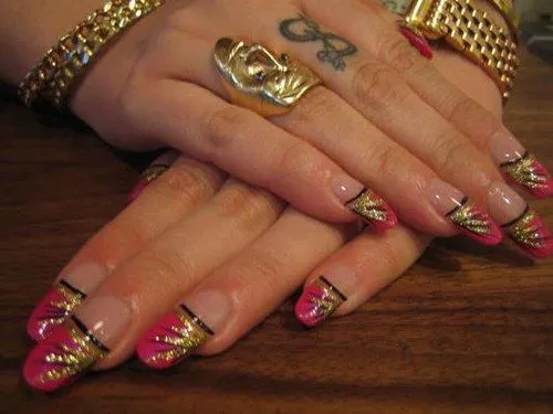 Uñas decoradas de manera extravagante