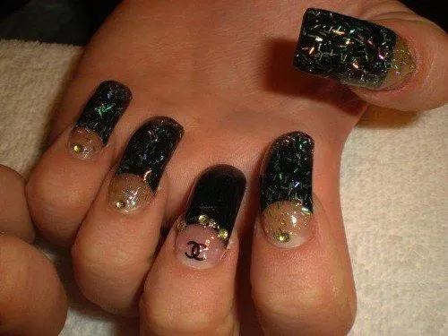 Uñas decoradas de manera extravagante