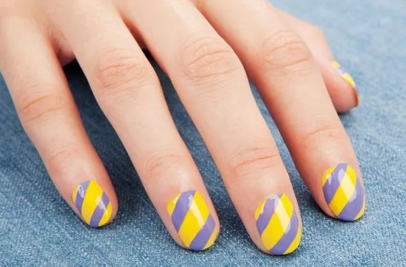 Uñas decoradas con lineas | Solountip.