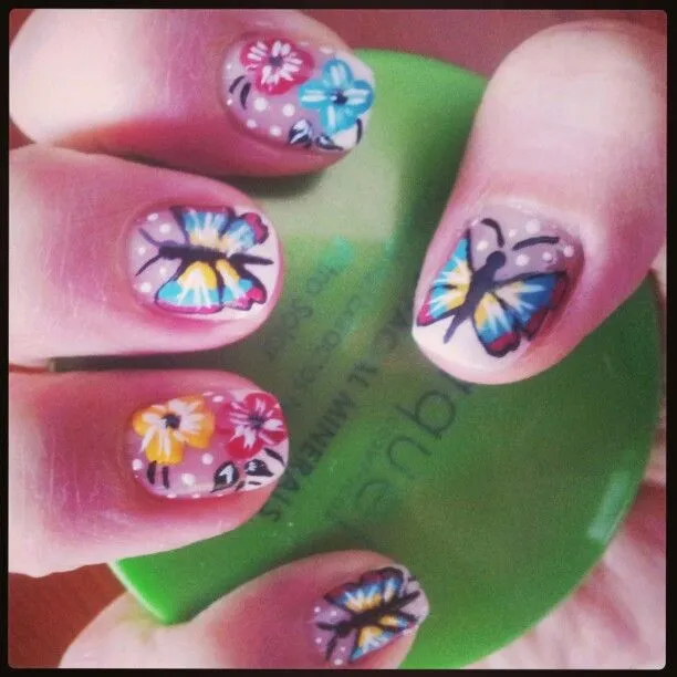 Uñas decoradas con maripisas y flores | UÑAS DECORADAS CON FLORES ...