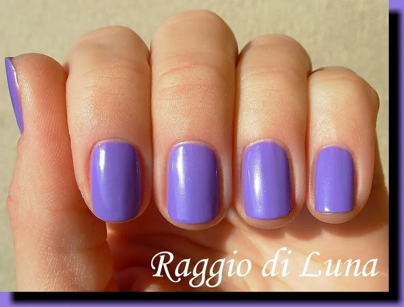 Uñas decoradas en morado.