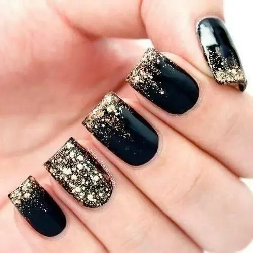 uñas decoradas con piedras al estilo demi lovato - Buscar con ...