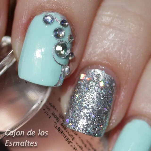 Uñas decoradas con piedras, glitter y Kiko 657 - Cajon de los esmaltes