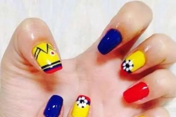 Uñas decoradas tricolor para apoyar a la Selección Colombia