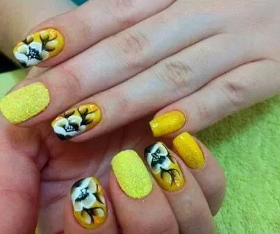 Uñas Decoradas: Uñas Decoradas Amarillas y Negras Uñas Decoradas: Uñas Decoradas Amarillas y Negras