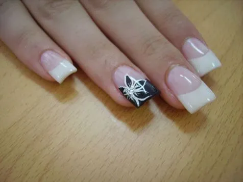 Uñas Decoradas Ya: Uñas Decoradas Blancas Con Una Flor Uñas Decoradas Ya: Uñas Decoradas Blancas Con Una Flor