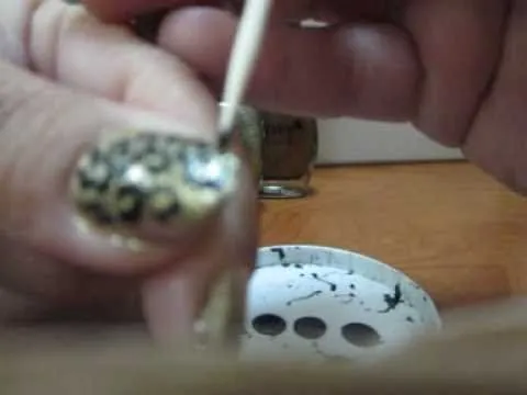 Uñas doradas y negro (degradado y grecas) - YouTube Uñas doradas y negro (degradado y grecas) - YouTube