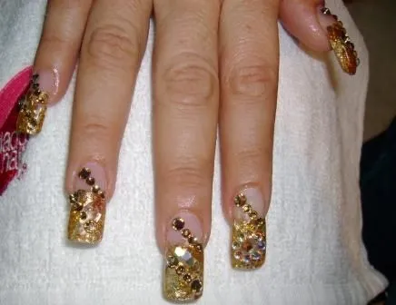 Uñas doradas con pedrería | nails | Pinterest