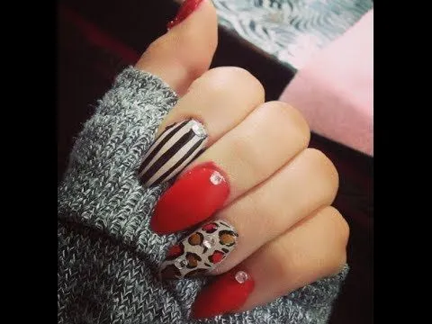 Uñas glamurosas en (rojo y diseño de leopardo Uñas glamurosas en (rojo y diseño de leopardo