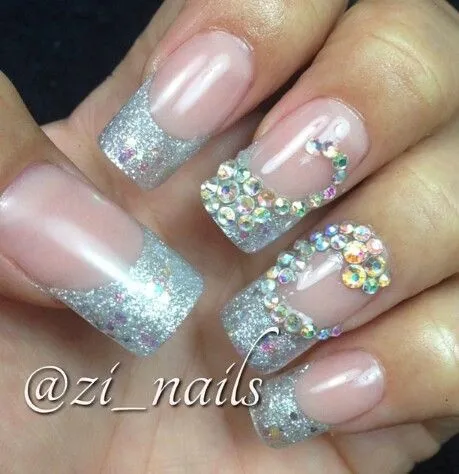 Uñas con glitter plata y zwarovzki. Como para una fiesta o hasta ... Uñas con glitter plata y zwarovzki. Como para una fiesta o hasta ...
