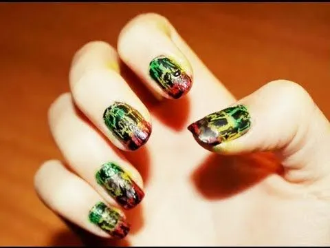 Uñas Jamaicanas con esmalte Negro Roto o Crackeado (Bandera Reggae ... Uñas Jamaicanas con esmalte Negro Roto o Crackeado (Bandera Reggae ...
