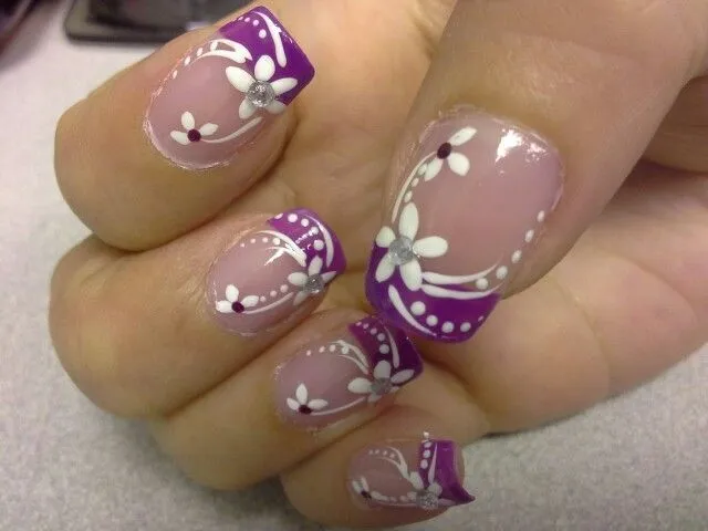 Uñas moradas con flores blancas | uñas decoradas | Pinterest