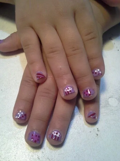 Uñas de mi niña hermosa, lilas, puntos, líneas, corazón y cup cake ... Uñas de mi niña hermosa, lilas, puntos, líneas, corazón y cup cake ...