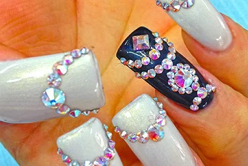 Uñas con piedras en blanco y negro | Bling Bling Nails | Pinterest ...