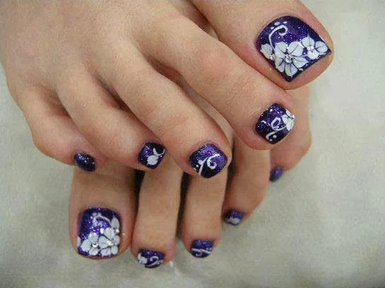 uñas+de+los+pies+pintadas+de+azul+con+flores.jpg (544×408) | uñas ...