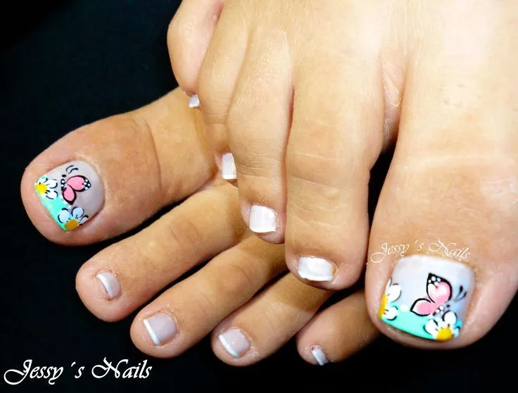uñas de los pies en tono oscuro con flores #uñas #clasicas #pies ... uñas de los pies en tono oscuro con flores #uñas #clasicas #pies ...