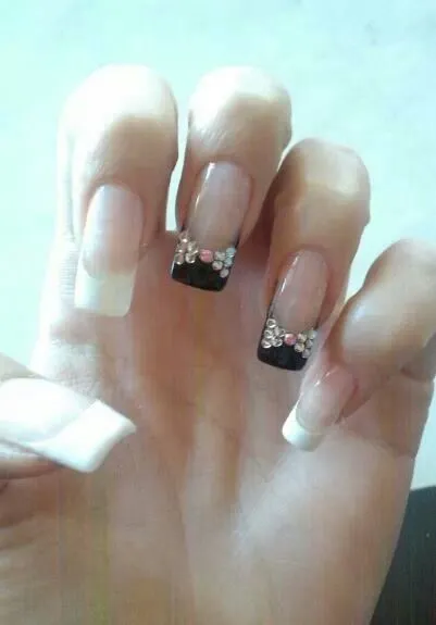 Uñas puntas color negro y blanco-piedras de cristal | uñas ... Uñas puntas color negro y blanco-piedras de cristal | uñas ...